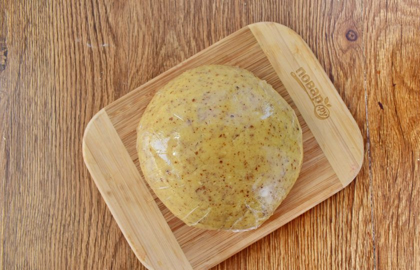 1. Этап. Ишльское пирожное (Ischler Törtchen): Масло, сахар и ванилин взбейте в пышную светлую массу. Добавьте измельченный миндаль и муку, замесите однородное тесто. Заверните его в пищевую пленку или фольгу, оставьте в холодильнике на 1 час.