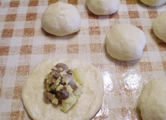 1. Этап. Пирожки постные с грибами: 11. Выкладываем начинку. И заклеиваем край.