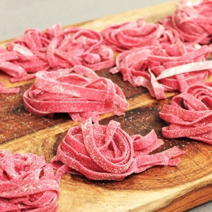 Красные макароны