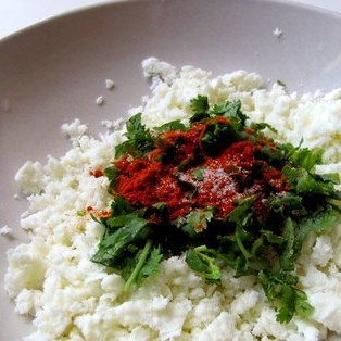 1. Этап. Закуска с Паниром: Добавить чили, гарам масала, соль, нарезанный кориандр, лук, и тмин.