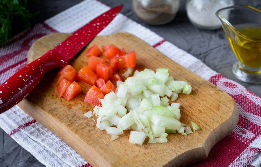 1. Этап. Оладьи из кабачков и помидоров: Нарежьте кубиками репчатый лук и помидоры.