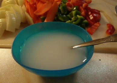 1. Этап. Свинина в кисло-сладком соусе с овощами: Разбавляем в 100 мл холодной воды крахмал, пока отставим его в сторонку.