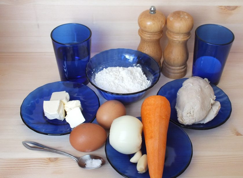 1. Этап. Профитроли с курицей: Подготовьте необходимые ингредиенты.