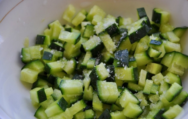 1. Этап. Греческий соус Цацики: 1. Огурчики у меня домашние, с тонкой шкуркой и сладкие. Тщательно их мою от земли и нарезаю маленькими кубиками. Посыпаю огурцы солью и отставляю в сторону на несколько минут, чтобы выделился сок, затем откидываю их на сито.