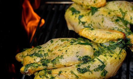 1. Этап. Курица, маринованная с чили и шалфеем: 5. Мариноваться она должна не менее 2-3 часов, чтобы хорошо пропиталась. А после можно доводить до готовности. В данном случае курица жарится на гриле.