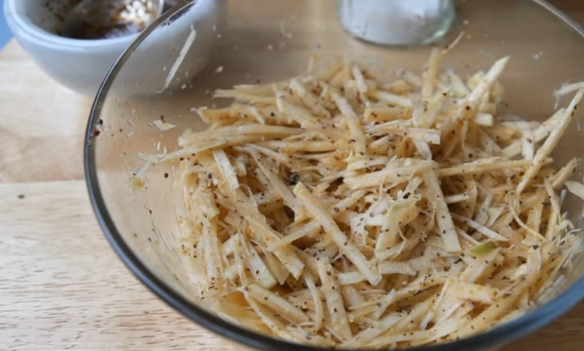 1. Этап. Салат из брюквы: 7. Далее полейте все ранее приготовленной горчичной заправкой и посолите по вкусу. Украсьте зеленью. Приятного аппетита!