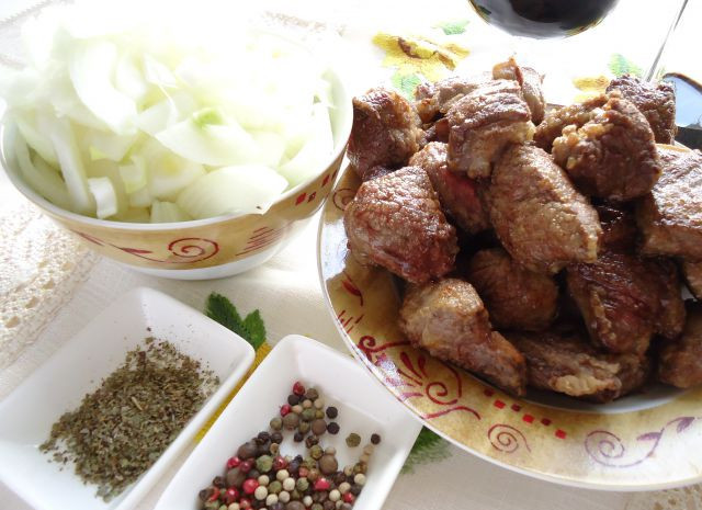 1. Этап. Сочная говядина на сковороде: Мясо обжаривайте на масле малыми порциями. Подрумяненное мясо перекладывайте на тарелку и жарьте следующие кусочки.