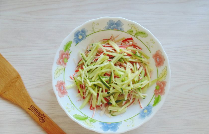 1. Этап. Салат Лиза: Такой же тонкой соломкой нарежьте огурец. Добавьте в салатник.