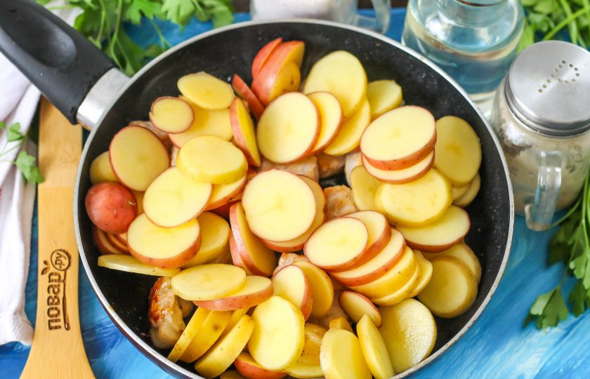 1. Этап. Жареха из свинины: Добавьте картофельную нарезку в сковороду и перемешайте, чтобы мясо оказалось сверху. Обжарьте примерно 6-7 минут.