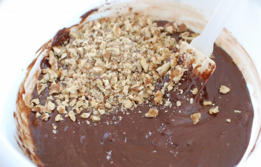 1. Этап. Шоколадно-ореховые конфеты: 3. Если шоколад все еще не расплавился, продолжайте топить его в микроволновке с 30 секундным интервалом. Тем временем нарежьте грецкие орехи и смешайте их с шоколадом.