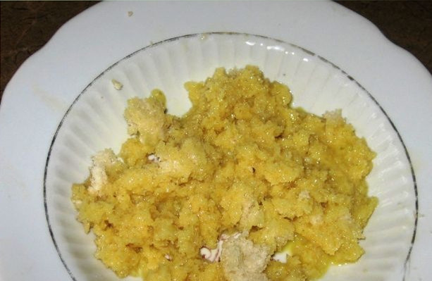 1. Этап. Куриные рулетики с начинкой из печени: Взбейте яйцо, покрошите хлеб и замочите его в яйце. Соедините все компоненты: печень, чернослив, лук, хлеб с яйцом. Перемешайте, добавьте 0,5 чайной ложки цедры лимона.