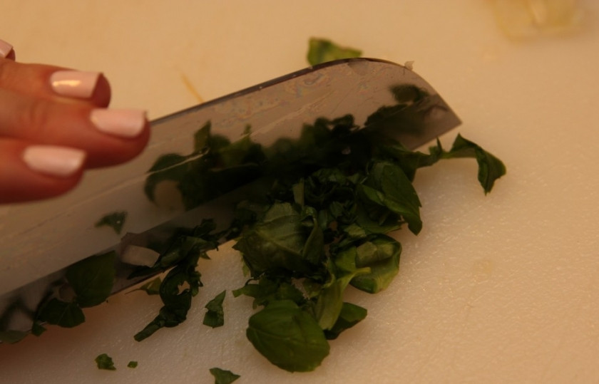 1. Этап. Брускетта с помидорами: 2. Промойте листья базилика и мелко нарежьте.