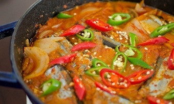 1. Этап. Рыбный суп из скумбрии: Мелко нашинкуйте перчики и зеленый лук, добавьте их к остальным ингредиентам. Суп готов, можно подавать его к столу.