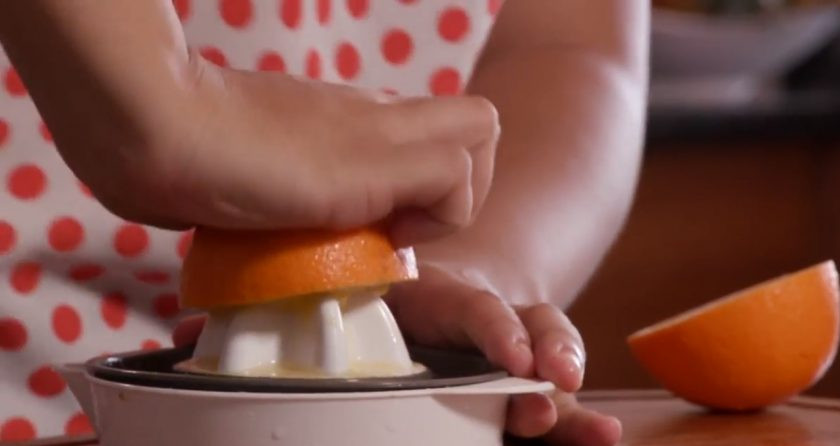 1. Этап. Горячая оранжада: Пока готовится сироп, выдавите сок апельсинов.