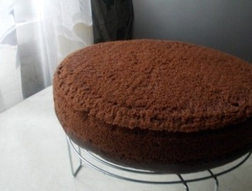 1. Этап. Домашний торт Пьяная вишня: Выпекаем в разогретой до 180 градусов духовке примерно 90 минут (до сухой спички). Выкладываем готовую основу для торта на решетку, пусть остывает.