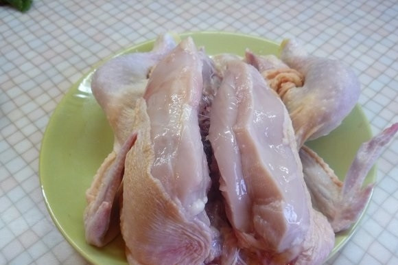 1. Этап. Курица по-грузински а ля Шкмерули: 1. Курочку вымойте, обсушите и разрежьте вдоль, но не до конца. Слегка отбейте.