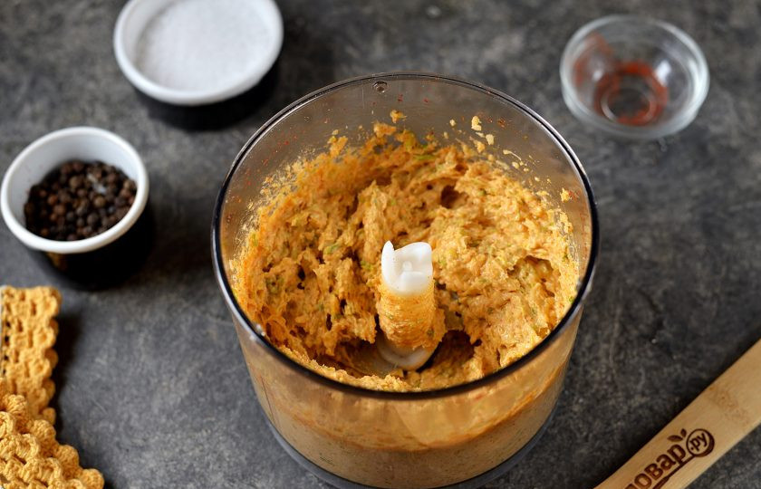 1. Этап. Намазка на хлебцы Сало с черемшой: Пробейте содержимое блендера до пастообразного состояния. При желании можно оставить небольшие кусочки черемши для более выраженного чесночного аромата.