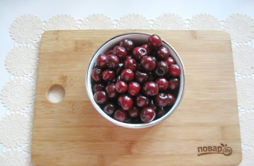 1. Этап. Вишневый конфитюр для торта: У вишни удалите хвостики. Помойте ягоду в проточной воде.