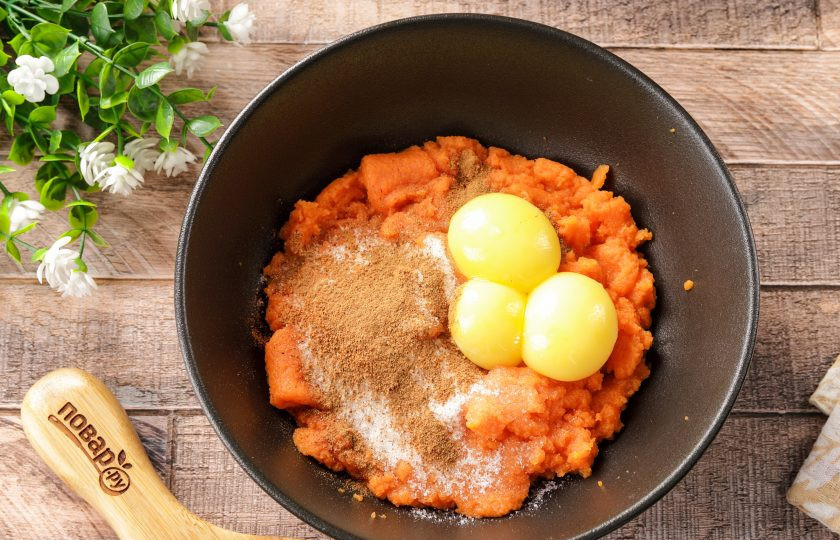 1. Этап. Литовская морковная запеканка Морку апкяпасс: Добавьте три желтка, сахар, корицу и мускатный орех.