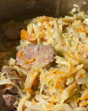 1. Этап. Утиная грудка в капусте: А потом кастрюлю в духовку разогретую переставил. 180 градусов на полтора часа. Вот как хорошо протомилось.