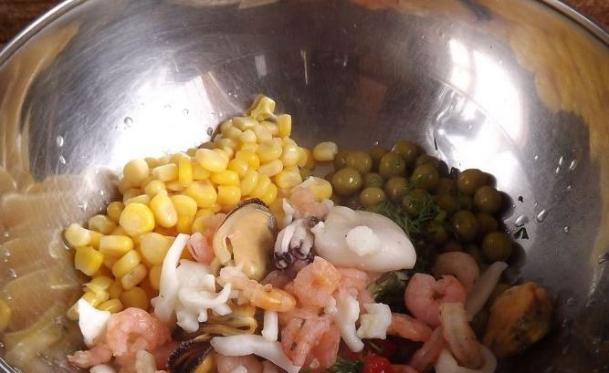 1. Этап. Салат Морское дно: Разморозьте уже готовый отварной коктейль из морепродуктов при комнатной температуре и слейте с него лишнюю жидкость. Добавьте морепродукты в миску к остальным ингредиентам. Также вы можете выбирать морепродукты по отдельности, отваривая их и добавляя в нужном количестве.