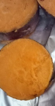 1. Этап. Интересная закуска с бататом: Сделать надрезы вдоль и поперек, щедро смазать маслом и запекать в духовке при 180С 35 минут.