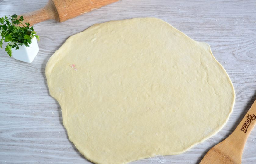 1. Этап. Ленивые пельмени на сковороде: Начинаем формировать ленивые пельмени. Тесто разделите на 2 части. Каждую часть тонко раскатайте. Тесто очень эластичное, поэтому раскатывается легко. Нужно раскатать тесто как можно тоньше.