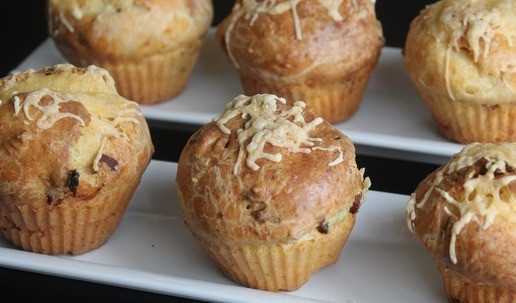 1. Этап. Закусочные творожные булочки: Готовые булочки остудить на решетке и подавать.