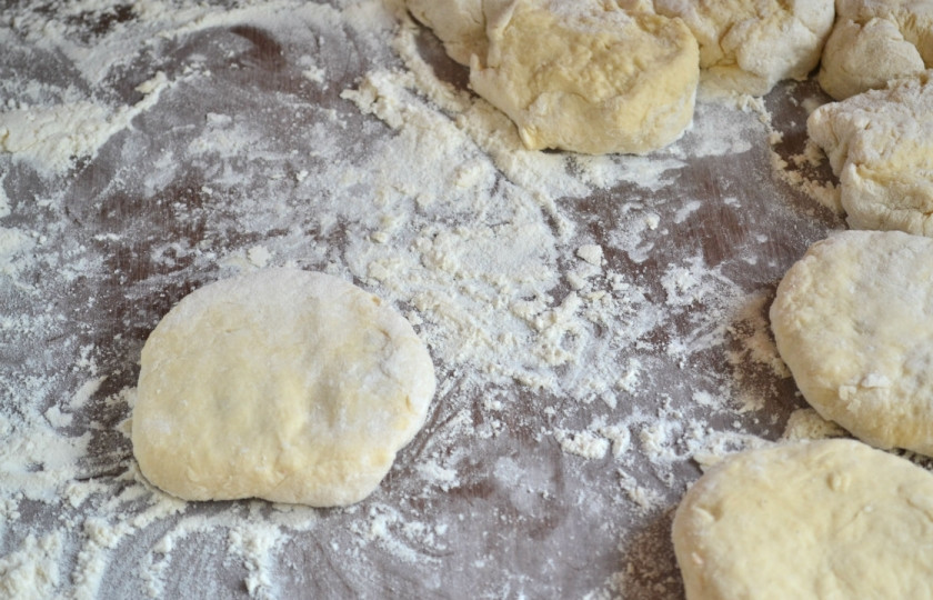 1. Этап. Беляши с мясом: Переверните пирожок вверх дном, чтобы при жарке края не разошлись.