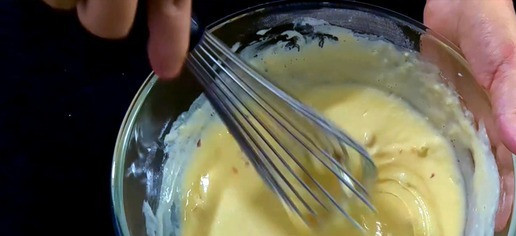 1. Этап. Шоколадно-банановый пирог на сковороде: Разрежьте бананы кружочками. Порежьте мелко (по желанию) арахис. В большую миску добавьте яйца, сгущенное молоко, разрыхлитель и муку. Влейте 3 столовые ложки растительного масла и добавьте половину арахиса. Тщательно перемешайте до однородности.