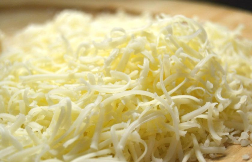 1. Этап. Котлетки из фарша: 3. Натрите сыр на средней терке.