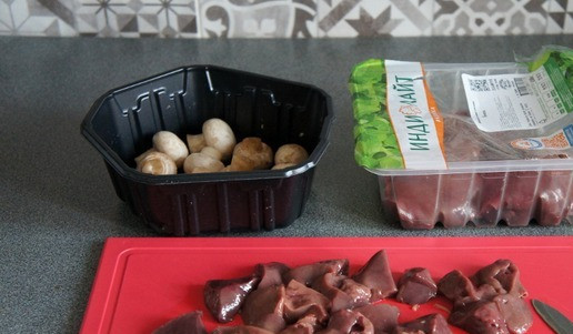 1. Этап. Тарты с печенью и грибами: Печень нарезать на маленькие кусочки.