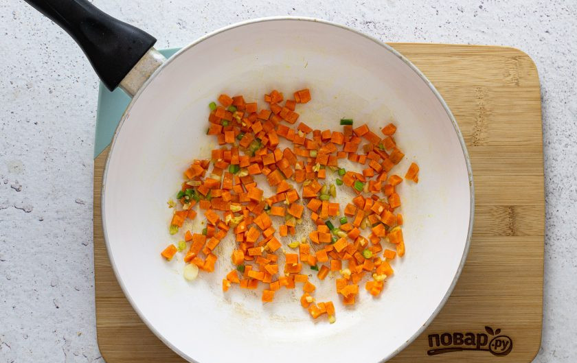 1. Этап. Бурый рис для похудения: Чеснок, корень имбиря и белую часть зеленого лука мелко порубите. Обжарьте в сковороде с капелькой масла примерно 30 секунд. Добавьте нарезанную на маленькие кубики морковь, жарьте до золотистого цвета.