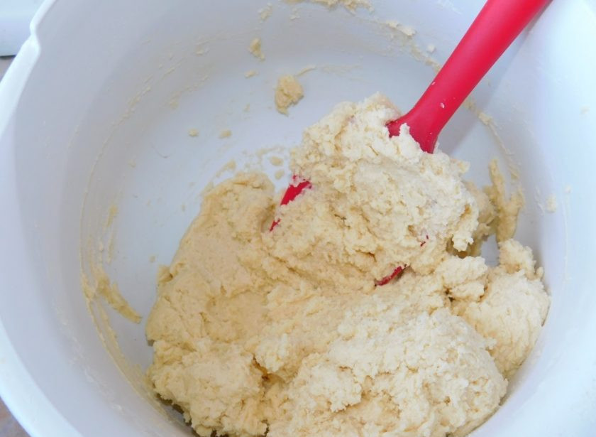 1. Этап. Рогалики с начинкой: Сметану смешайте с мягким маргарином. Добавьте соду и муку. Замесите рассыпчатое песочное тесто. Готовое тесто уберите в холодильник на 1 час.