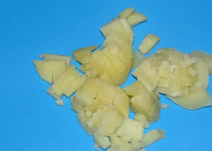 1. Этап. Салат с колбасой и яйцами: Отваренный картофель остужаем и нарезаем небольшими кубиками.