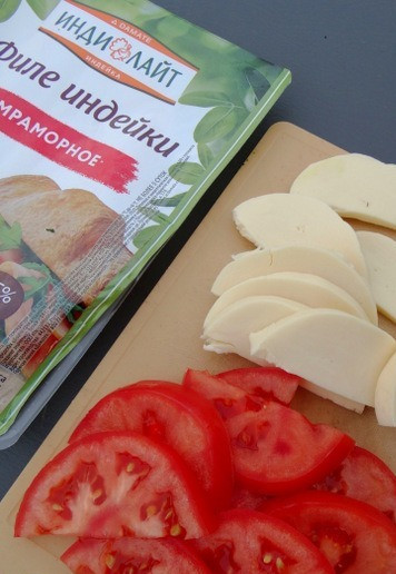 1. Этап. Горячие бутерброды на мангале: Сыр и помидор нарезать полукольцами.