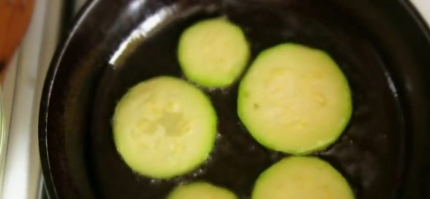 1. Этап. Салат с жареными кабачками: 1. Кабачки нарежьте кольцами, посолите, перемешайте и оставьте на 10 минут. На сковороде разогрейте растительное масло и обжарьте на нем кабачки с двух сторон.