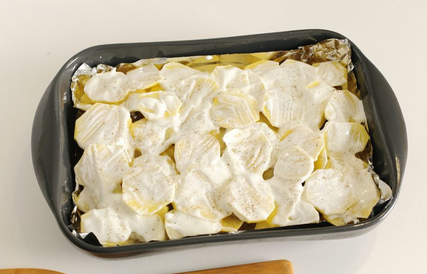 1. Этап. Картофель запеченный с говяжьей печенью в сметане: Далее выложите еще один слой картофеля, присыпьте перцем и солью, смажьте сметаной, чтобы картофель после запекания оставался мягким. Накройте форму фольгой и готовьте при температуре 180 градусов около 40 минут. Я ориентируюсь по готовности картофеля.