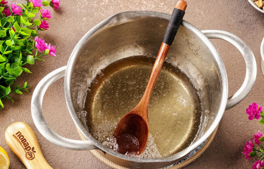 1. Этап. Пирог Равани: Варите на небольшом огне около 20 минут. За 3 минуты до готовности добавьте лимонный сок. Лимонный сок можно заменить на 10 грамм коньяка.