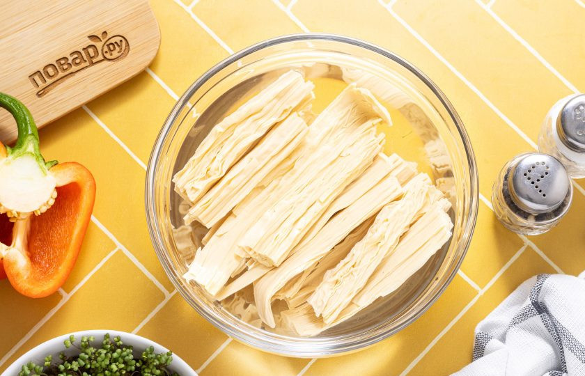 1. Этап. Соевая спаржа с овощами: Спаржу замочите в теплой воде на пару часов, пока она не станет мягкой.