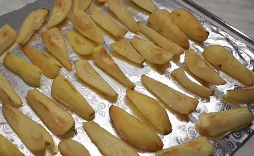 1. Этап. Вяленые груши (заготовка): 3. Откиньте грушу на сито, дайте жидкости стечь. Разложите грушу на покрытым фольгой противне так, чтобы они не касались друг друга. Отправьте груши в разогретую до 100 градусов духовку с приоткрытой дверцей на 4 часа.