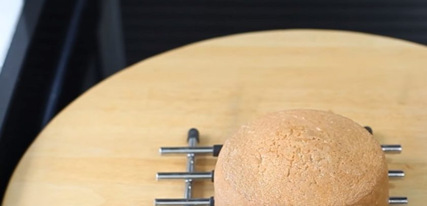 1. Этап. Бисквитный торт с фруктами и взбитыми сливками: 3. Вылейте тесто в покрытую пергаментом форму (14 см) и выпекайте в разогретой до 180 градусов духовке 30-35 минут. Остывший бисквит разрежьте на две части.