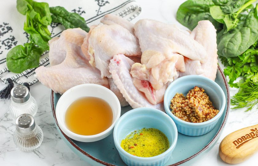 1. Этап. Крылышки в медово-горчичном соусе в духовке: Подготовьте указанные продукты. Крылышки приобретите без верхней фаланги или удалите, срезав ее. Она быстро пригорает и в ней абсолютно нет мяса. Промойте крылья и просушите бумажными салфетками.