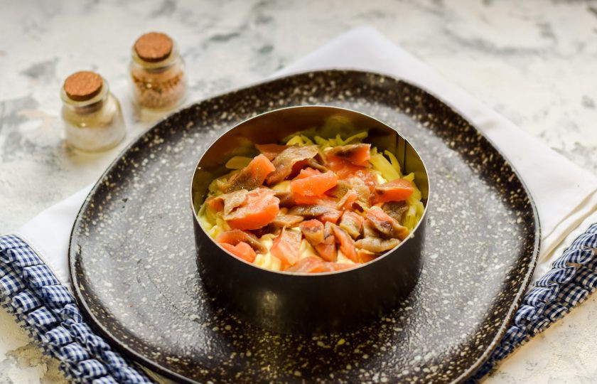 1. Этап. Салат Зимняя ночь: Семгу нарежьте небольшими кусочками, выложите поверх картофеля.