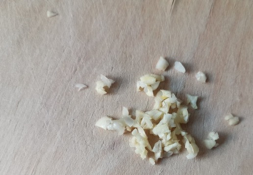 1. Этап. Ореховый соус со шпинатом: Нарезать зубчик чеснока и хорошо пройтись блендером.