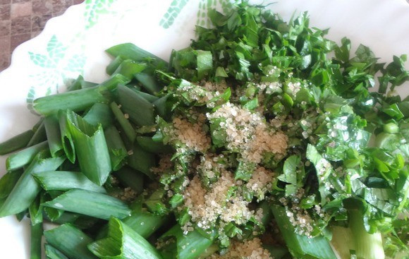 1. Этап. Салат китайский с говядиной: 2. Болгарский перец режем полосочками и отправим к мясу. Зелень и лук измельчим и посыпаем сахаром. Чуть прижмем, чтоб выделился сок, и добавим к мясу.