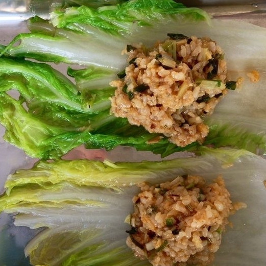 1. Этап. Китайская капуста, фаршированная коричневым рисом: Выкладываем листья капусты, в центр кладем фарш.