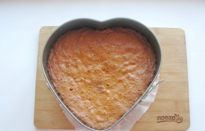 1. Этап. Торт Сердце из медовых коржей: Выпекайте корж в духовке, разогретой до 175-180 градусов 35-40 минут. Готовность проверяйте сухой деревянной палочкой.