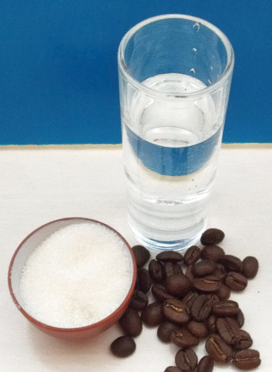 1. Этап. Кофейный экстракт (2 варианта): Это наши основные ингредиенты. Разница лишь в том, что для 1 варианта нам нужен натуральный кофе самого мелкого помола. Для 2 варианта нужен сублимированный кофе очень хорошего качества.