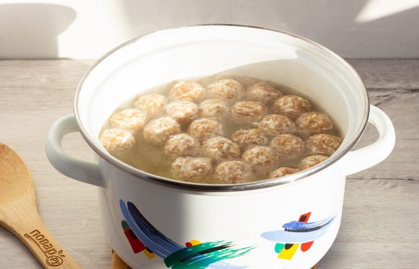 1. Этап. Куриный суп с сырными фрикадельками: Затем добавьте сырные шарики и варите пока не всплывут.